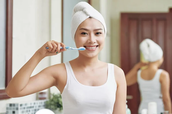 Vrolijke Jonge Etnische Vrouw Handdoek Tanden Reinigen Met Tandenborstel Glimlachend — Stockfoto