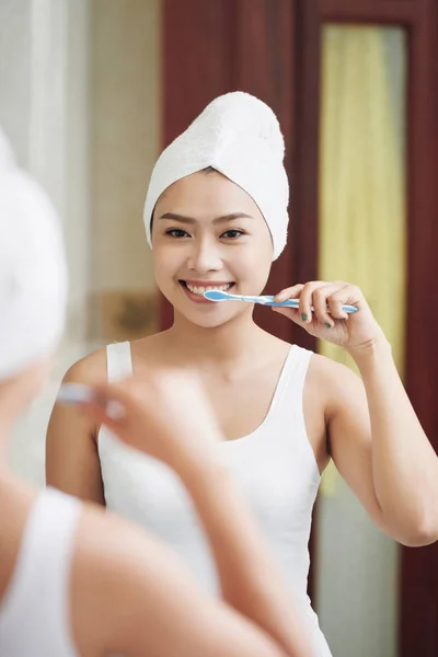 Reflexão Mulher Asiática Sorridente Dentes Limpeza Toalhas Com Escova Dentes — Fotografia de Stock