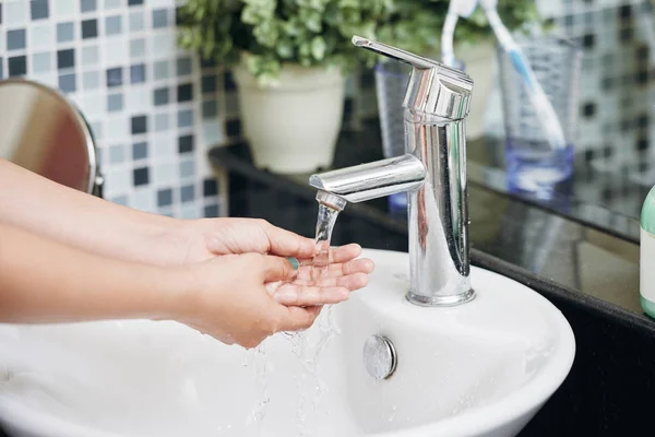 Ernte Schuss Von Frau Badezimmer Hände Waschen Waschbecken Mit Klarem — Stockfoto