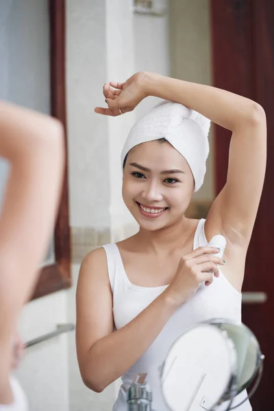 Ganska Asiatiska Kvinna Badrummet Tillämpa Deodorant Mjuka Huden Armhålan Stående — Stockfoto