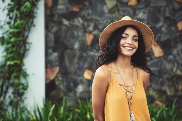 Molto Bella Giovane Donna Ispanica Cappello Paglia Sorridente Alla Macchina — Foto Stock