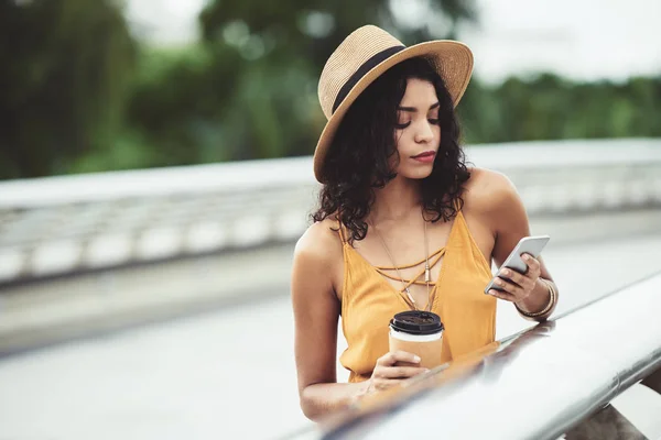 Hermosa Joven Hispana Disfrutando Del Café Para Llevar Usando Aplicación —  Fotos de Stock