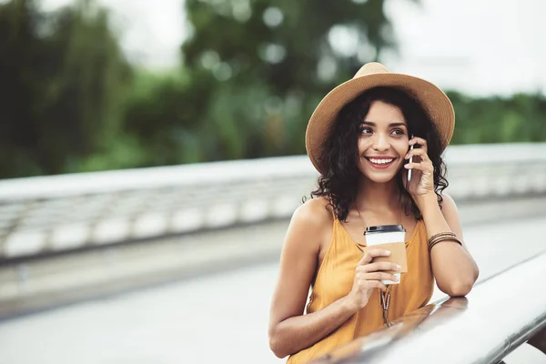 Porträtt Attraktiv Ung Kvinna Stråhatt Dricka Kaffe Och Ringa Telefon — Stockfoto