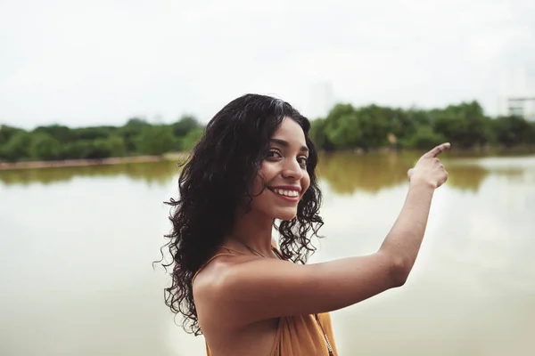Atrakcyjna Młoda Kobieta Latin Wskazując Palcem Jeziorze — Zdjęcie stockowe