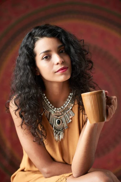 Portret Van Aantrekkelijke Jonge Vrouw Grote Mok Koffie Drinken Camera — Stockfoto