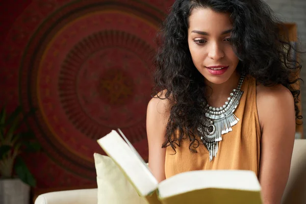 Jolie Jeune Femme Hispanique Lisant Livre Intéressant — Photo