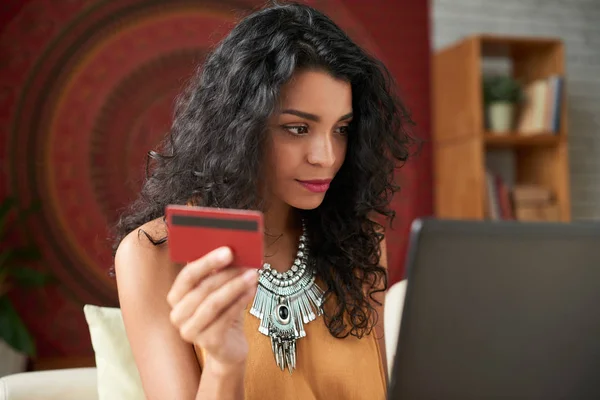 Mooie Jonge Spaanse Vrouw Winkelen Online Met Credit Card — Stockfoto