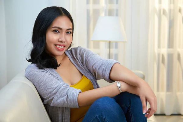 Hermosa Mujer Filipina Con Una Sonrisa Encantadora Mirando Cámara Mientras —  Fotos de Stock