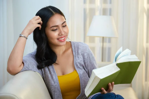 Pretty Filipino Woman Smiling Reading Good Book While Sitting Comfortable — 图库照片
