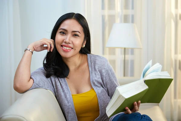 Pretty Filipino Woman Smiling Looking Camera While Sitting Comfortable Couch — Stok fotoğraf