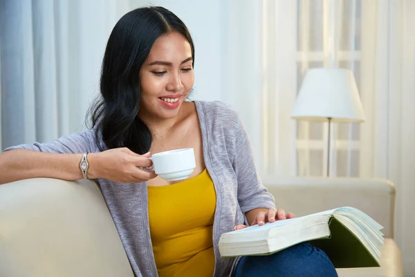 Lovely Filipino Woman Enjoying Fresh Hot Drink Reading Nice Book — Stock fotografie