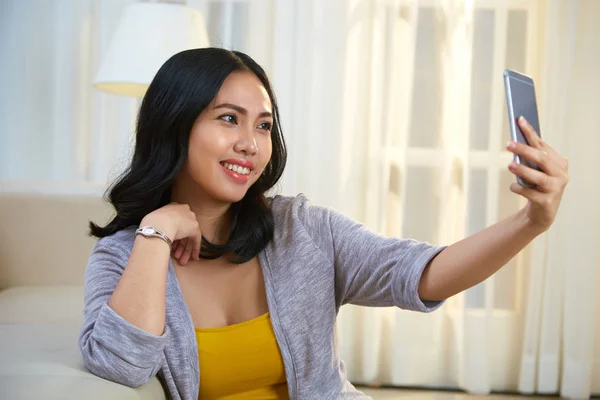 Encantadora Dama Filipina Sonriendo Utilizando Teléfono Inteligente Para Tomar Selfie —  Fotos de Stock