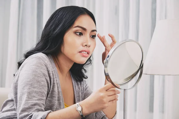 Side View Pretty Filipino Woman Looking Mirror Adjusting Makeup While — Zdjęcie stockowe
