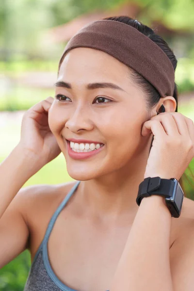 Young Sportive Asian Woman Brown Headband Wearing Fitness Tracker Using — Stock Photo, Image