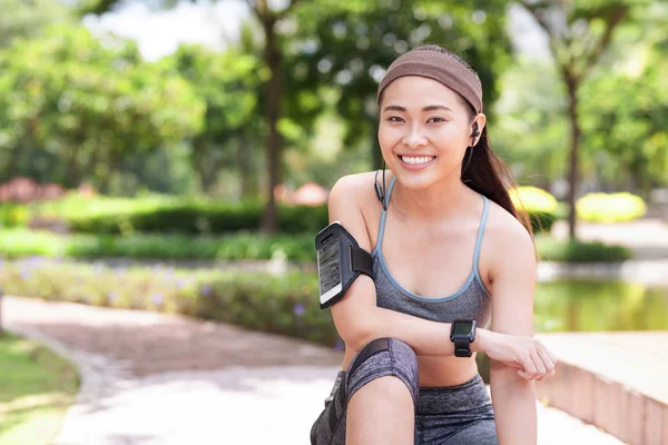 Okouzlující Asijská Sportovkyně Náramkem Fitness Tracker Posezení Letním Parku Usmívá — Stock fotografie