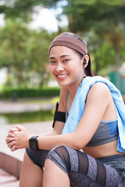 Giovane Donna Etnica Sportiva Fascia Indossando Orologio Intelligente Sorridendo Alla — Foto Stock