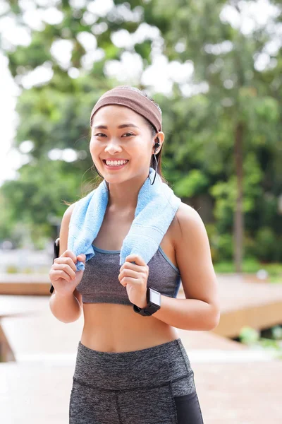 Jovem Mulher Asiática Cabeça Sportswear Sorrindo Para Câmera Parque — Fotografia de Stock