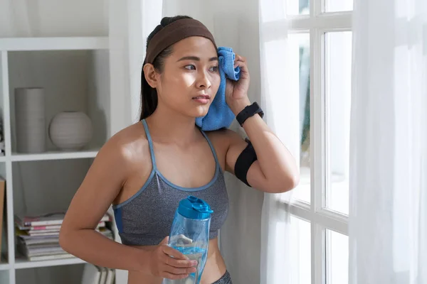 Mujer Delgada Étnica Sosteniendo Botella Agua Limpiando Cabeza Con Una — Foto de Stock