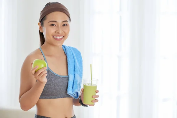 Desportista Asiática Feliz Segurando Maçã Madura Smoothie Verde Copo Sorrindo — Fotografia de Stock