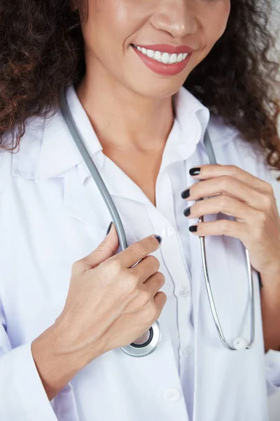 Portret Uśmiechający Się Lekarka Białą Suknię Stetoskop — Zdjęcie stockowe