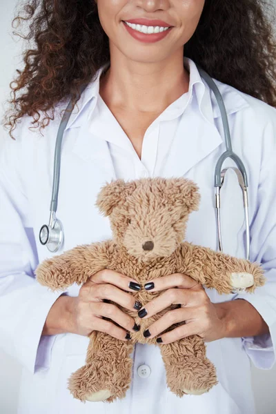 Médica Com Cabelo Encaracolado Sorriso Branco Neve Uniforme Estetoscópio Seu — Fotografia de Stock