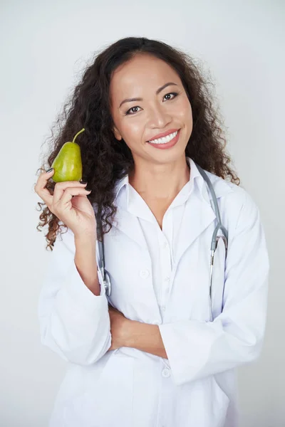 Retrato Sorridente Médico Asiático Uniforme Segurando Pêra Madura — Fotografia de Stock