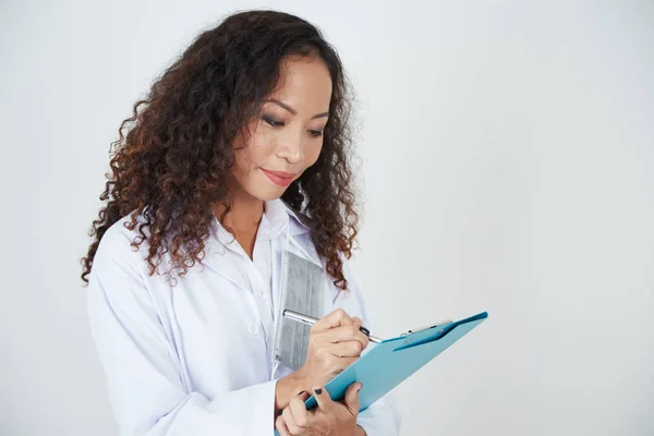 Aziatische Jonge Dokter Staan Schrijven Medisch Rapport Klembord — Stockfoto