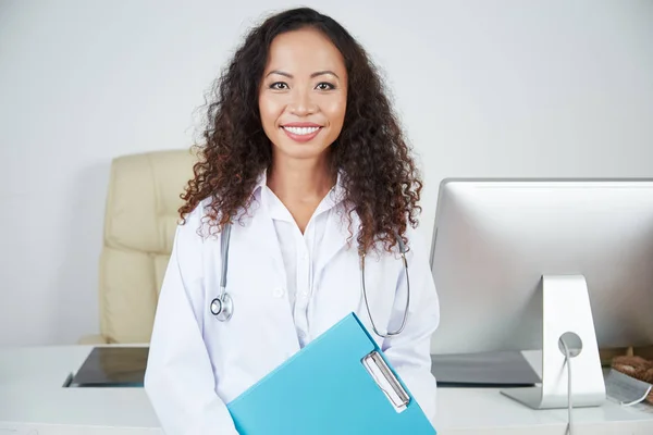 Retrato Mulher Assistente Saúde Com Cabelo Encaracolado Casaco Branco Segurando — Fotografia de Stock