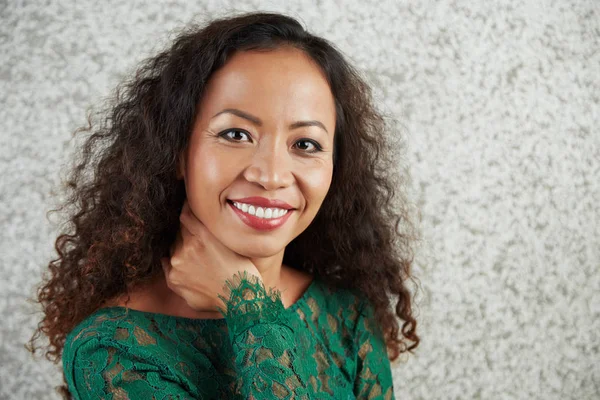 Retrato Hermosa Mujer Asiática Sonriente Con Pelo Rizado Hermoso Maquillaje — Foto de Stock