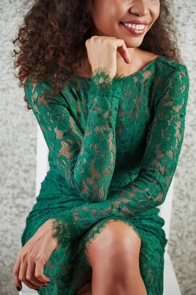 Zbliżenie Seksualne Młoda Kobieta Siedzi Pięknej Zielonej Sukni Koronkowy — Zdjęcie stockowe
