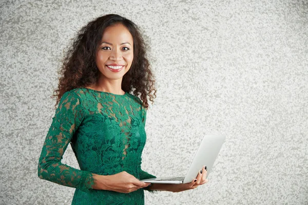 Portret Van Lachende Jonge Vrouw Lacy Avondjurk Holding Laptopcomputer — Stockfoto