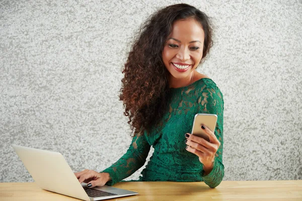 Mulher Feliz Vestido Renda Olhando Para Seu Telefone Celular Enquanto — Fotografia de Stock