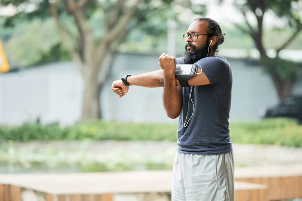 Atlético Barbudo Hombre Indio Gafas Haciendo Ejercicio Físico Aire Libre —  Fotos de Stock