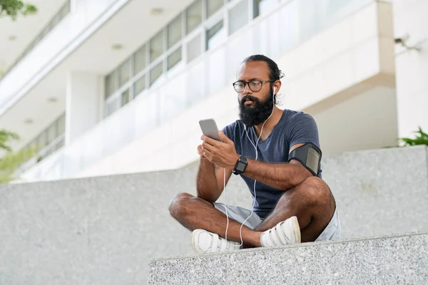 Atletische Indiase Man Met Lange Baard Bril Buiten Rusten Training — Stockfoto