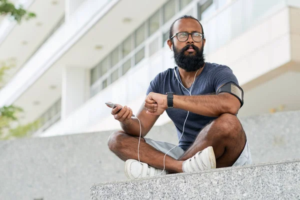 Brodaty Mężczyzna Indian Sprawny Okulary Odpoczynku Świeżym Powietrzu Patrząc Dal — Zdjęcie stockowe