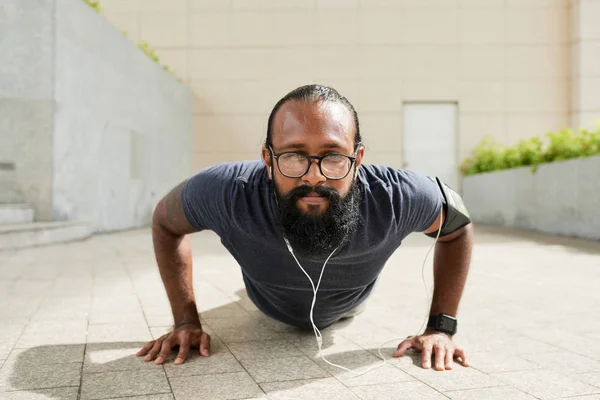 Retrato Homem Indiano Atlético Com Barba Óculos Fazendo Flexões Livre — Fotografia de Stock