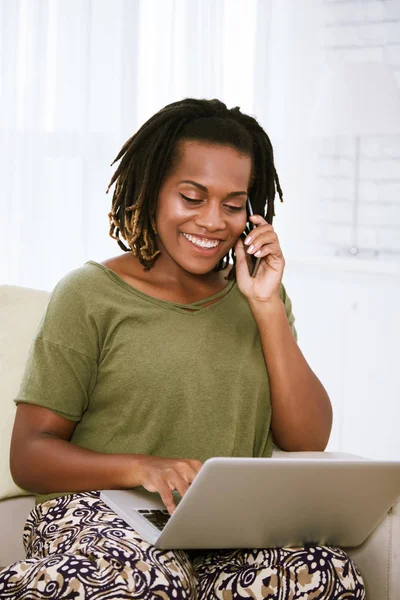 Jovencita Alegre Negocios Pijama Trabajando Computadora Hablando Por Teléfono —  Fotos de Stock