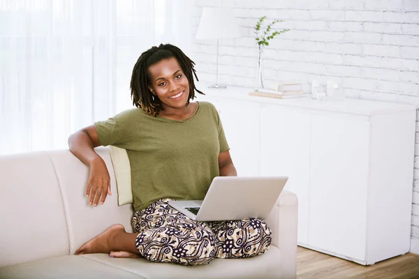 Hübsche Lächelnde Afrikanisch Amerikanische Frau Lässiger Kleidung Die Hause Laptop — Stockfoto
