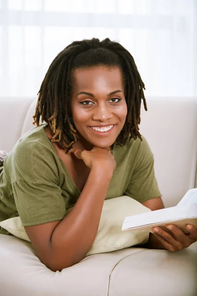 Retrato Sorrir Mulher Afro Americana Bonita Com Livro Deitado Sofá — Fotografia de Stock