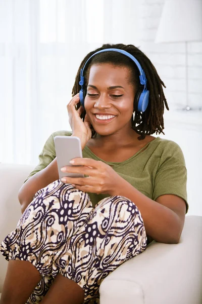 Hübsch Lächelnde Junge Schwarze Frau Hört Musik Ihrem Handy — Stockfoto