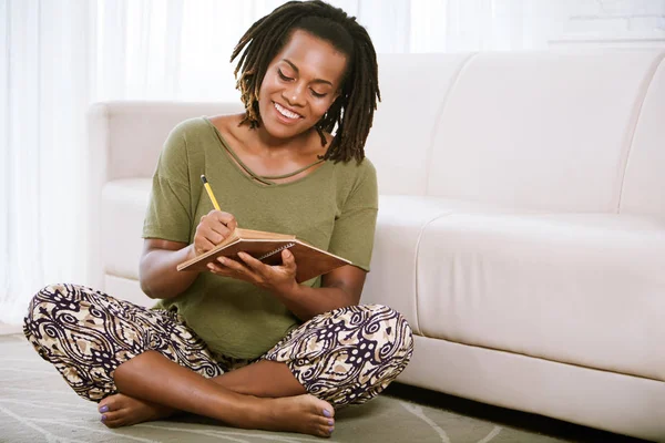 Feliz Inspirada Joven Mujer Tomando Notas Planificador —  Fotos de Stock