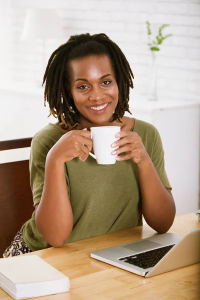 Feliz Joven Mujer Negra Sentada Mesa Oficina Bebiendo Gran Taza —  Fotos de Stock