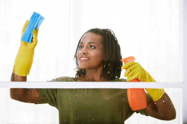 Positive Schwarze Frau Trägt Gummihandschuhe Beim Fensterputzen — Stockfoto