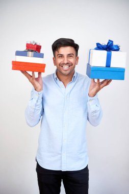 Noel tutan mutlu genç adam portresi elinde beyaz arka plan üzerinde sunuyor.