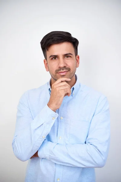 Portrait Jeune Homme Songeur Aux Cheveux Foncés Chemise Bleue Debout — Photo