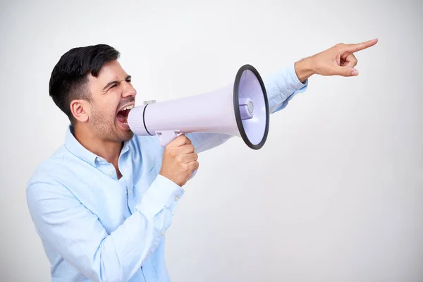 Retrato Hombre Gritando Megáfono Señalando Dirección Contra Fondo Blanco — Foto de Stock