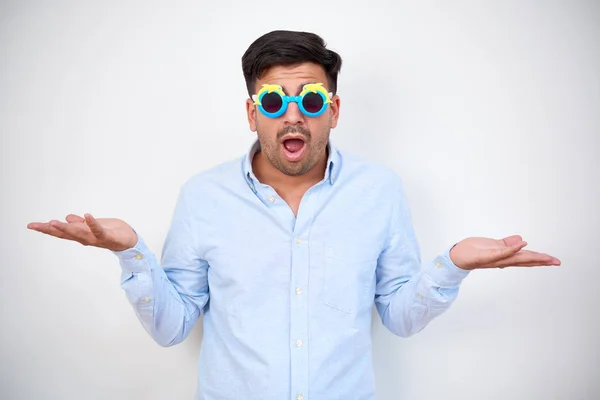 Portrait Surprised Young Man Wearing Funny Sunglasses Gesturing Isolated White — Stock Photo, Image