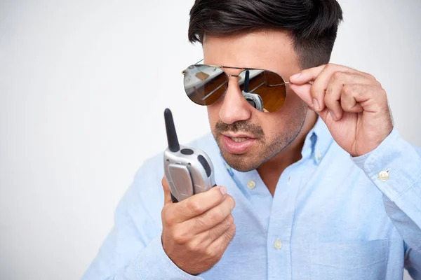 Joven Confiado Gafas Sol Hablando Radio Mientras Está Pie Aislado — Foto de Stock