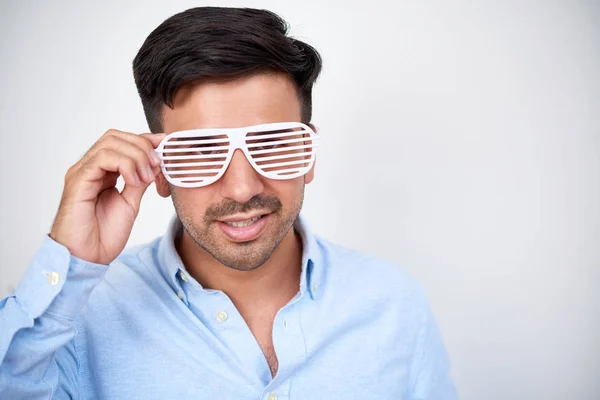 Portrait Young Dark Haired Man Stubble Wearing Stylish Glasses Posing — Zdjęcie stockowe