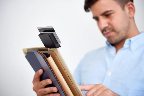 Ung Man Håller Digital Tablett Och Gör Online Shopping Med — Stockfoto
